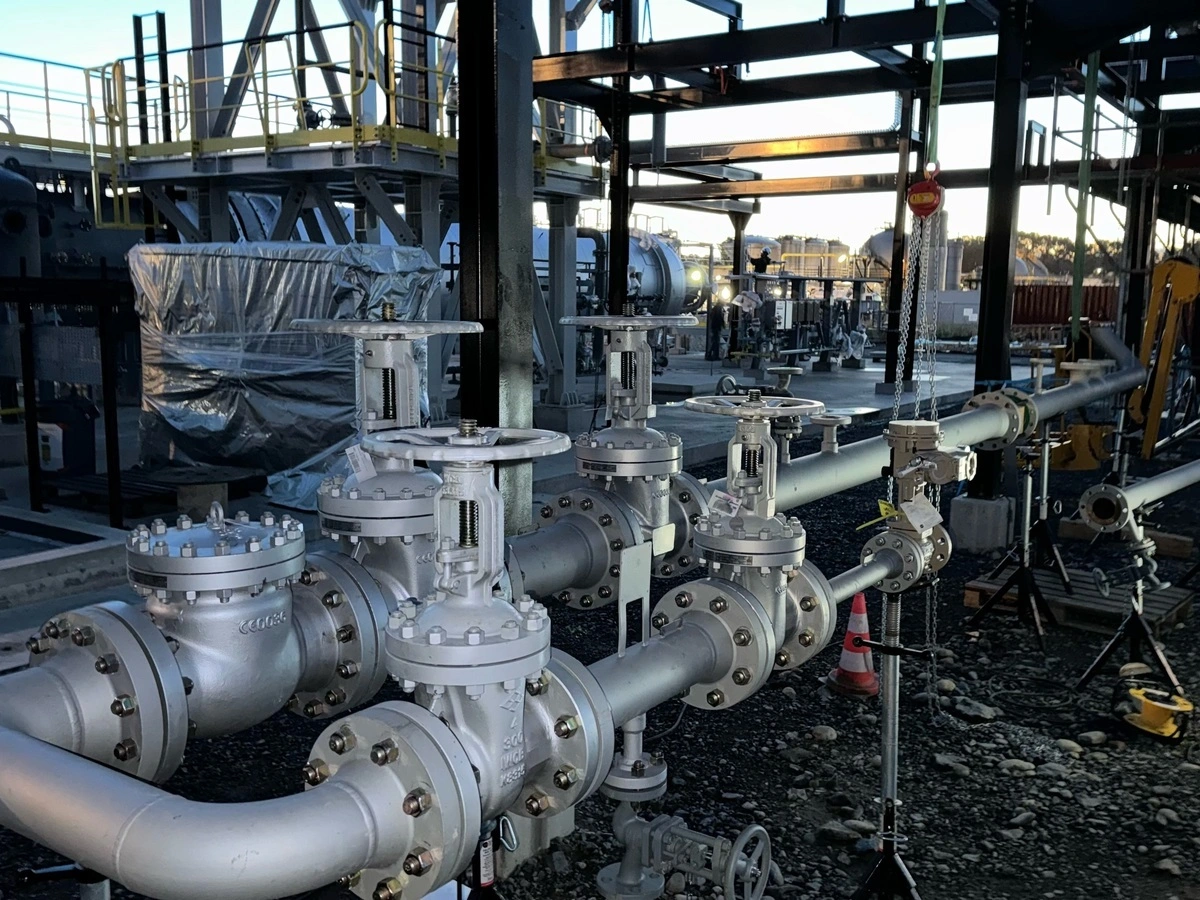 Tuyauterie industrielle à l'extérieur d'un bâtiment industriel de type usine