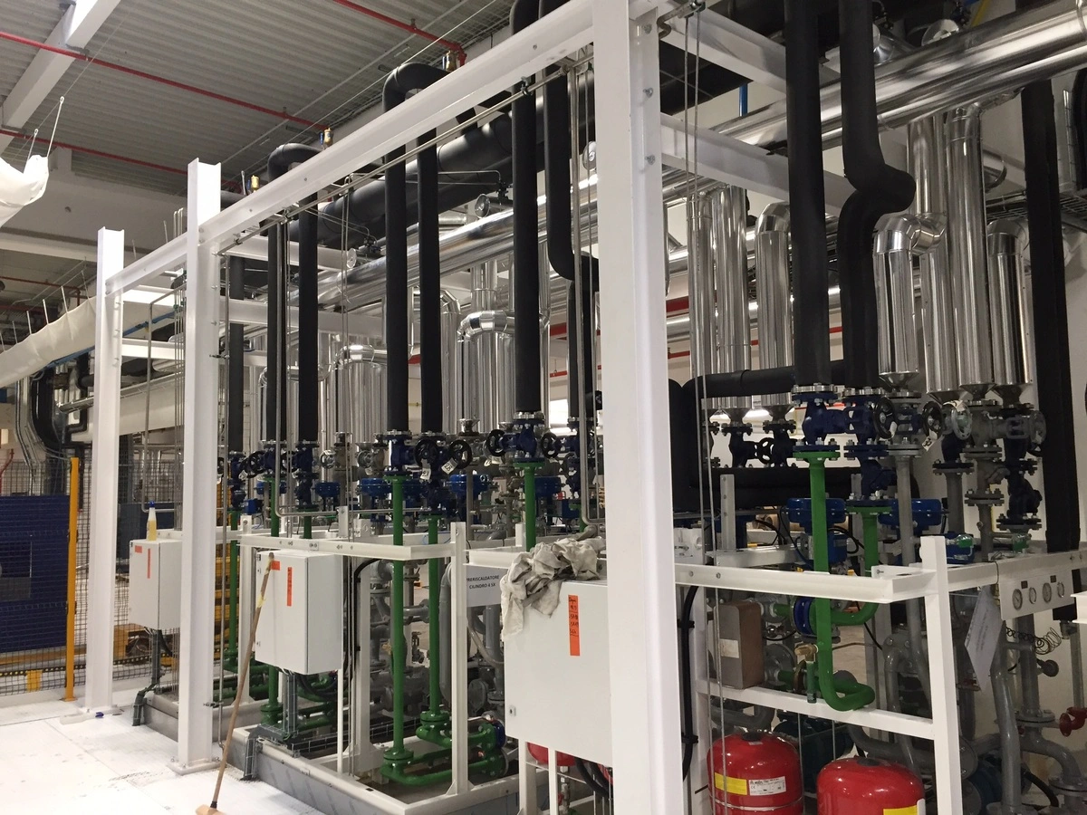 Tuyauterie industrielle dans une usine